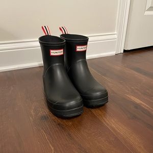 Women’s Hunter Original Play Boot Short - size 9 - black
